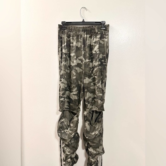 Fashion Nova Tide Is High Stacked Wide Leg Camo Pants Medium NWT - Picture 2 of 8